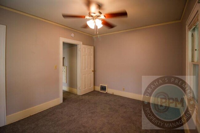 Building Photo - 3 Bed 1 Bath Located in Central Omaha