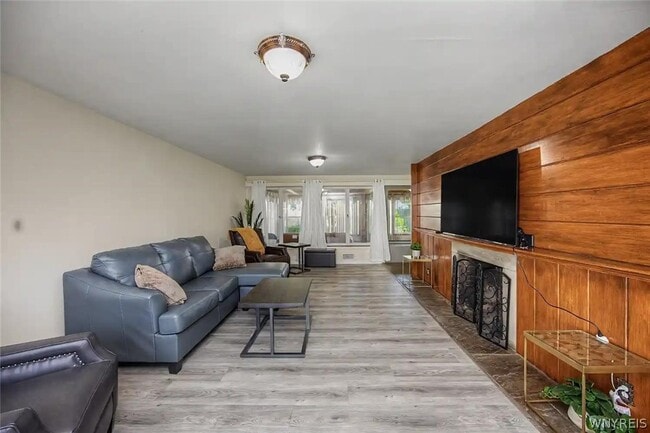 Building Photo - 9326 Rivershore Dr