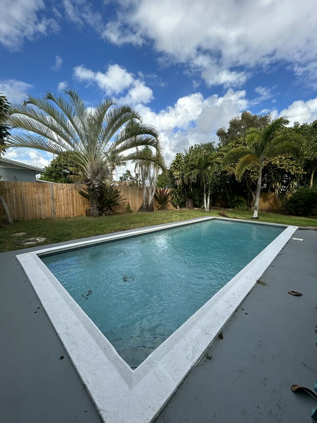 Building Photo - 5839 Daphne Dr