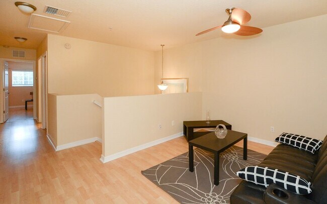 Building Photo - Lakeside Village Townhouse 2 Bedroom  2.5 Bath Available for Short-Term Rental