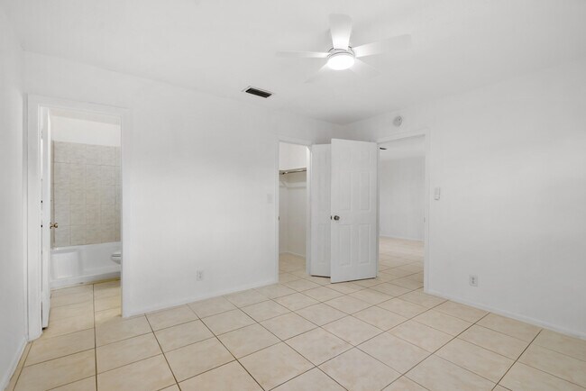 Building Photo - 4108 NW 79th Ave