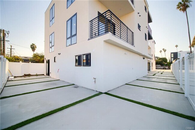 Building Photo - 616 S Mariposa Ave