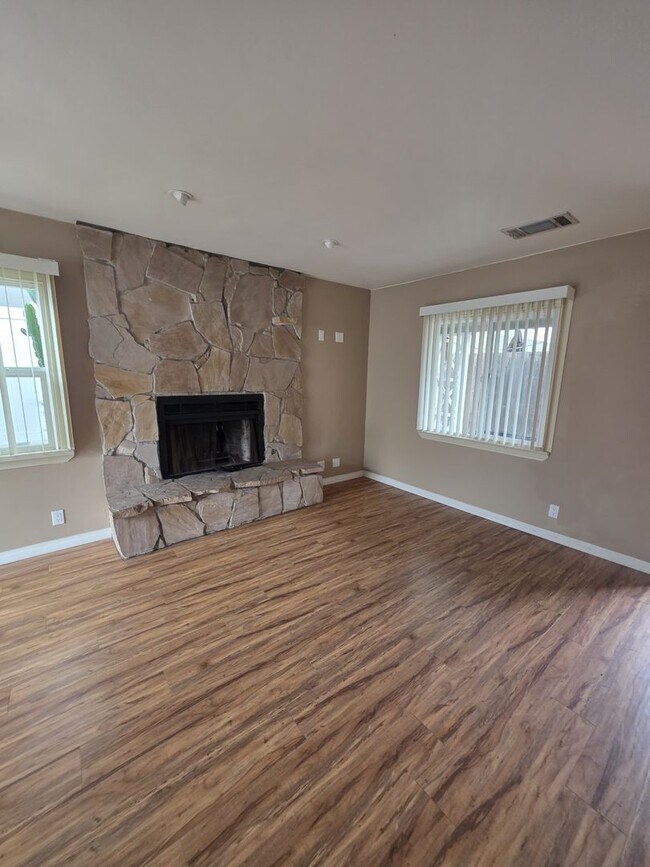 Building Photo - 2072