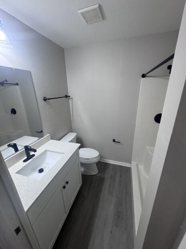 Building Photo - 2412 Vernon Ave S