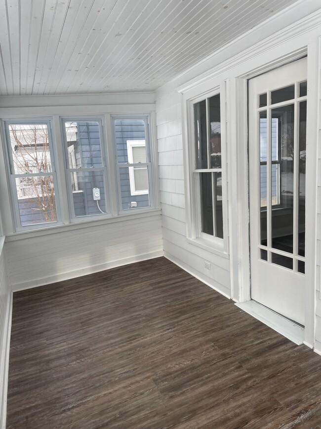 Building Photo - 242 N Hamilton St