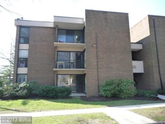 Building Photo - 2 Bedroom 1.5 Bathroom Apartment Unit Loca...