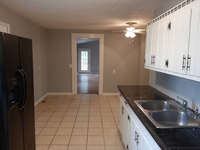 Building Photo - 105 Travis St