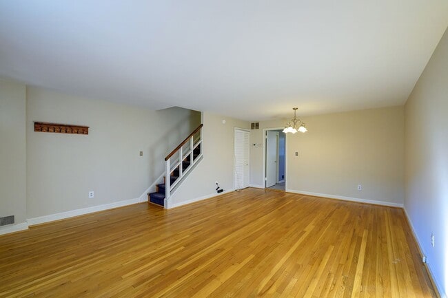 Building Photo - Well Maintained 3BR/2.5BA Home in Silver Spring