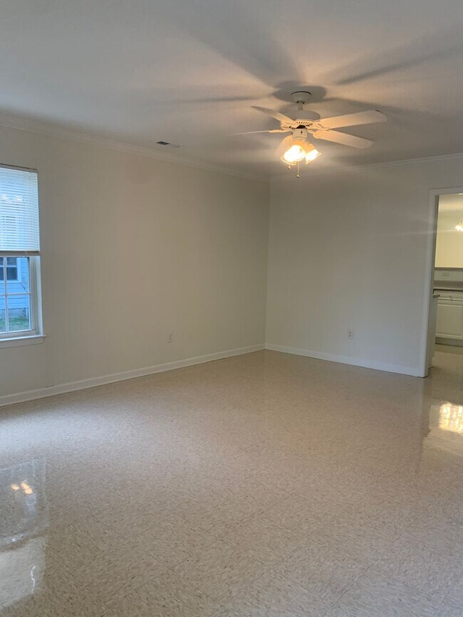 Building Photo - 3 Bedroom 2 Bath House on Victory Gardens ...