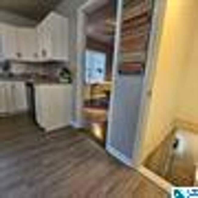 Building Photo - Charming 4 Bedroom, 1 Bathroom house