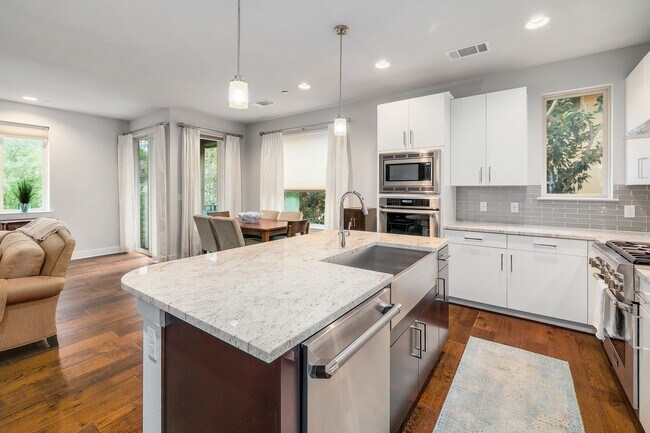 Building Photo - 1205 Elm St