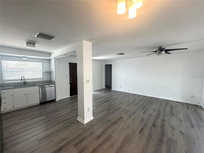 Building Photo - 13864 Dominica Dr