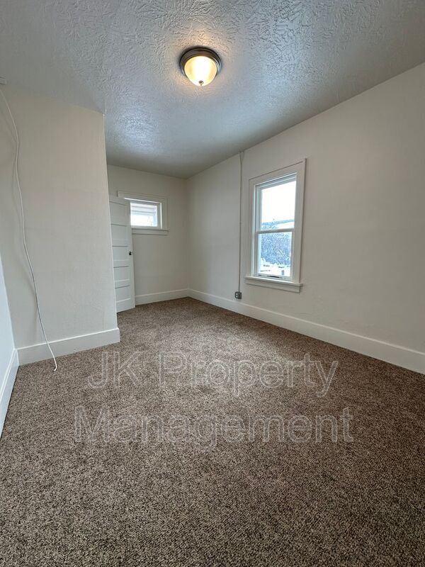 Building Photo - 615 8th Ave S