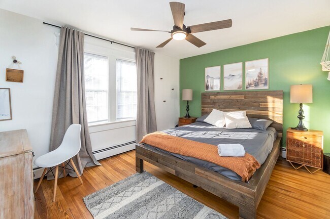Building Photo - 3 BED · 1.5 BATH · MODERN INDUSTRIAL · AVA...