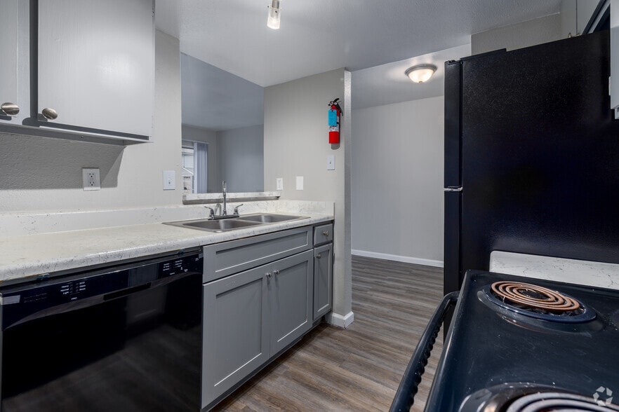 1BR, 1BA - 722SF - Kitchen - The Huntington at Stonefield
