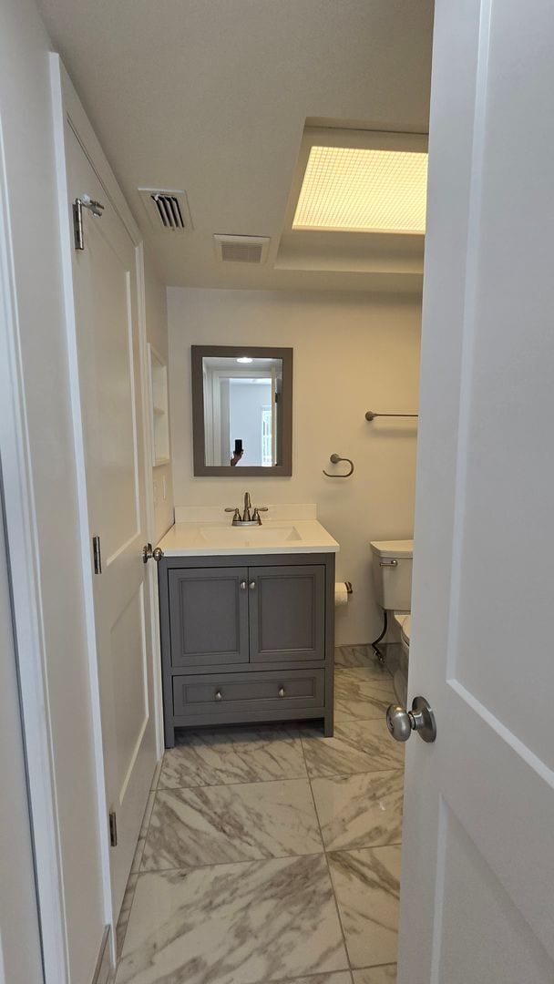 Building Photo - 2 Bed 2 Bath townhome with a Den/ Office s...