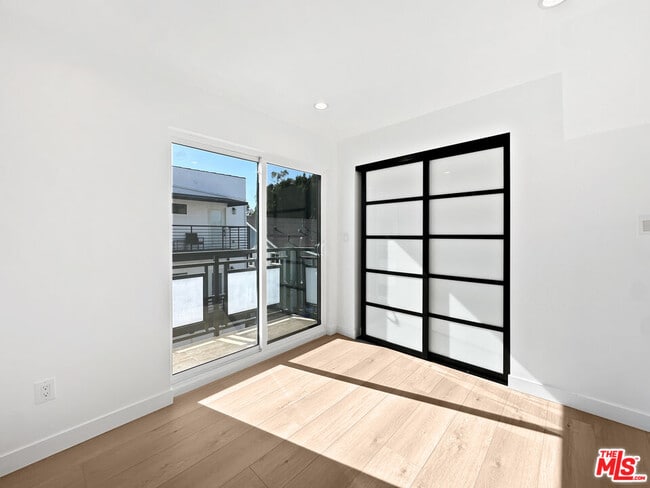 Building Photo - 1522 Burnside Ave