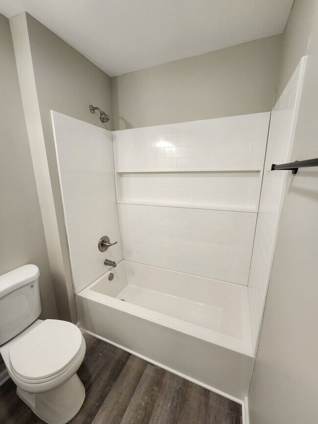 Building Photo - Renovated 2 bedroom 1 bath duplex unit with updated floors, bath, and kitchen!!
