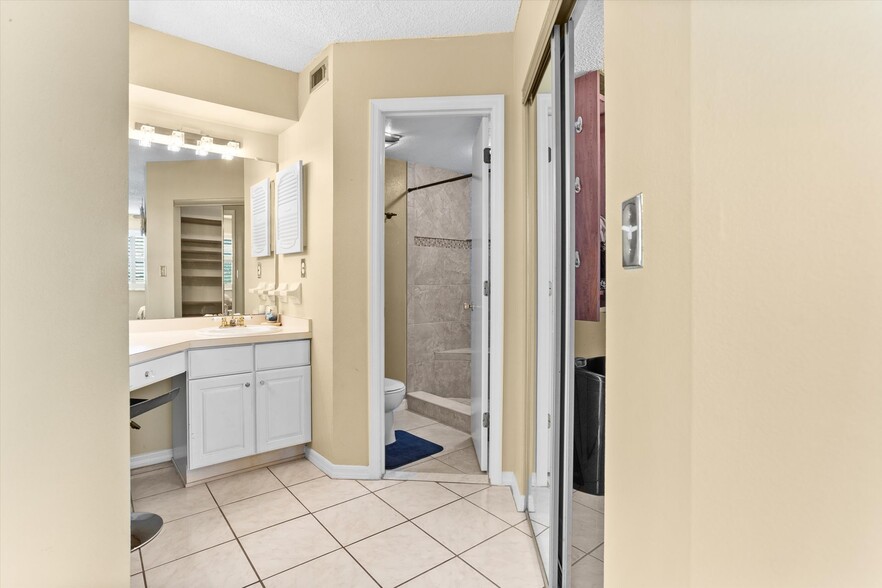 master bathroom - 6931 Stones Throw Cir N