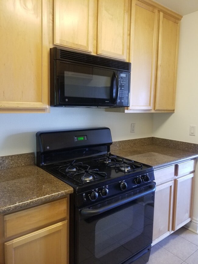 Building Photo - Clean Upstairs Unit In Convenient Location- Close to SDSU!