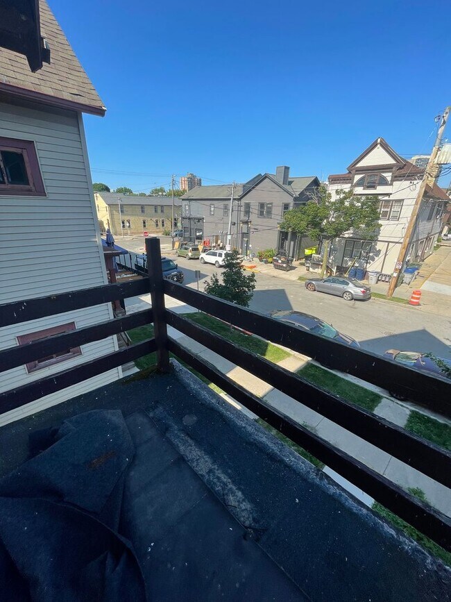 Building Photo - Winter Special: *First month's rent FREE with signed lease!!!* - 2BR Upper Unit Off Brady St in t...