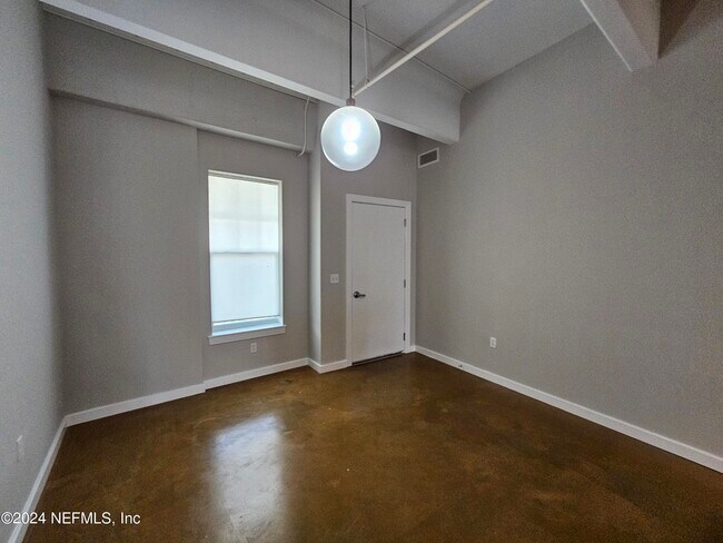 Building Photo - 1661 Riverside Ave