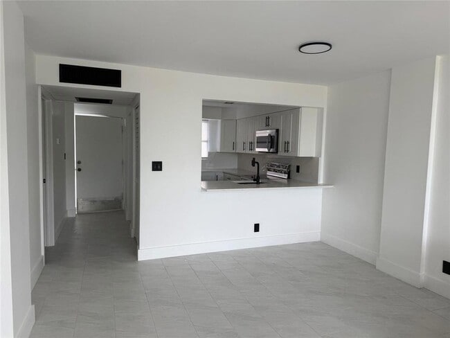 Building Photo - 112 Royal Pk Dr
