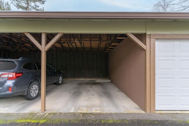 Building Photo - SPACIOUS 3 BEDROOM CONDO! CONVENIENT LOCATION!