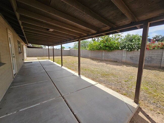 Building Photo - 3 bedroom 2 bath - North Phx home - single...