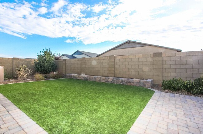 Building Photo - Four Bedroom Saddlewood Home