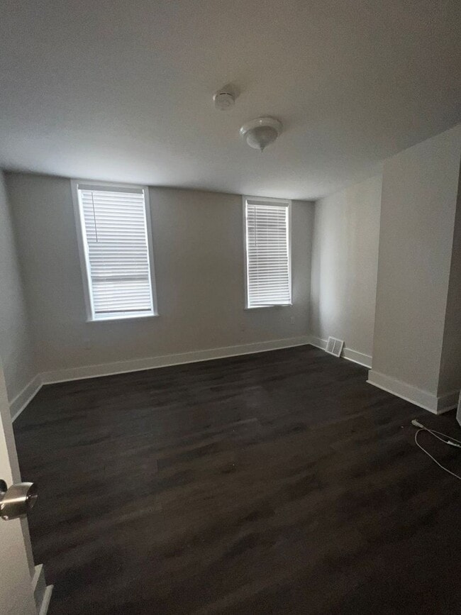 Building Photo - 2 Bedroom 1 Bath Home