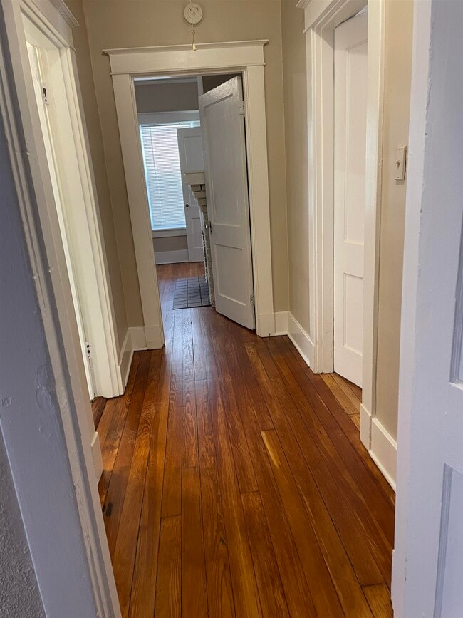 Building Photo - 2526 Yale Ave