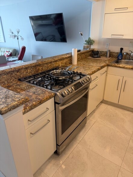 Building Photo - 2030 S Ocean Dr