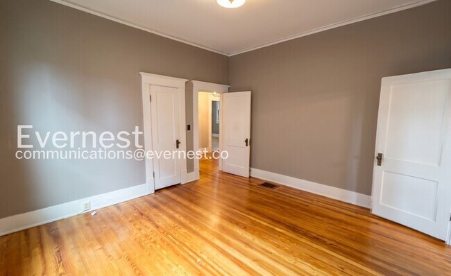 Building Photo - 3 Bed/2 Bath Home with Fenced Yard / Pet-Friendly / Available Now!