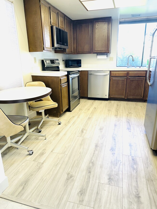 Kitchen / eating area - 3168 Sonata Dr