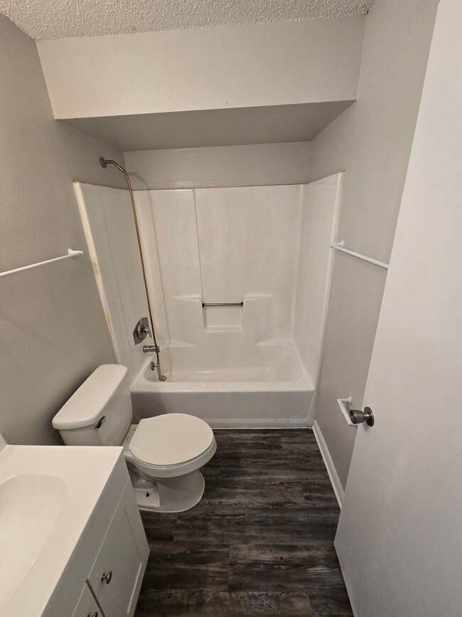 Building Photo - READY TO MOVE IN 2 BD/1 BA DUPLEX