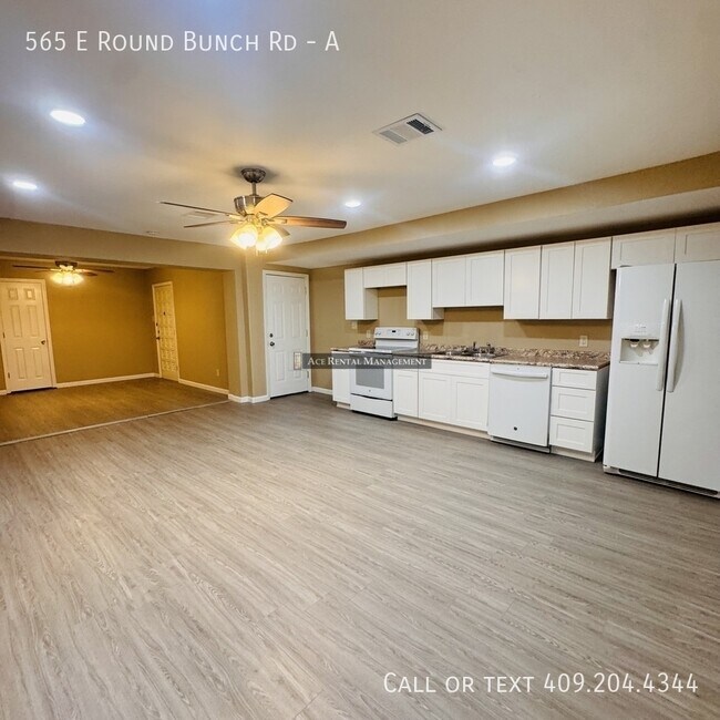 Building Photo - 565 E Roundbunch Rd
