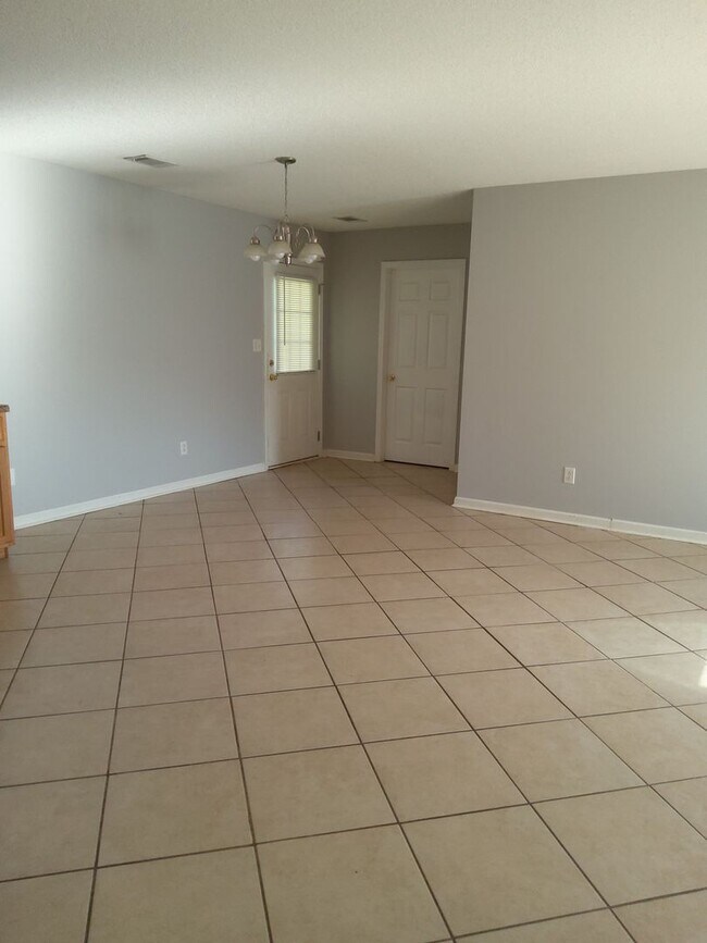Building Photo - Cozy Three Bedroom Home!