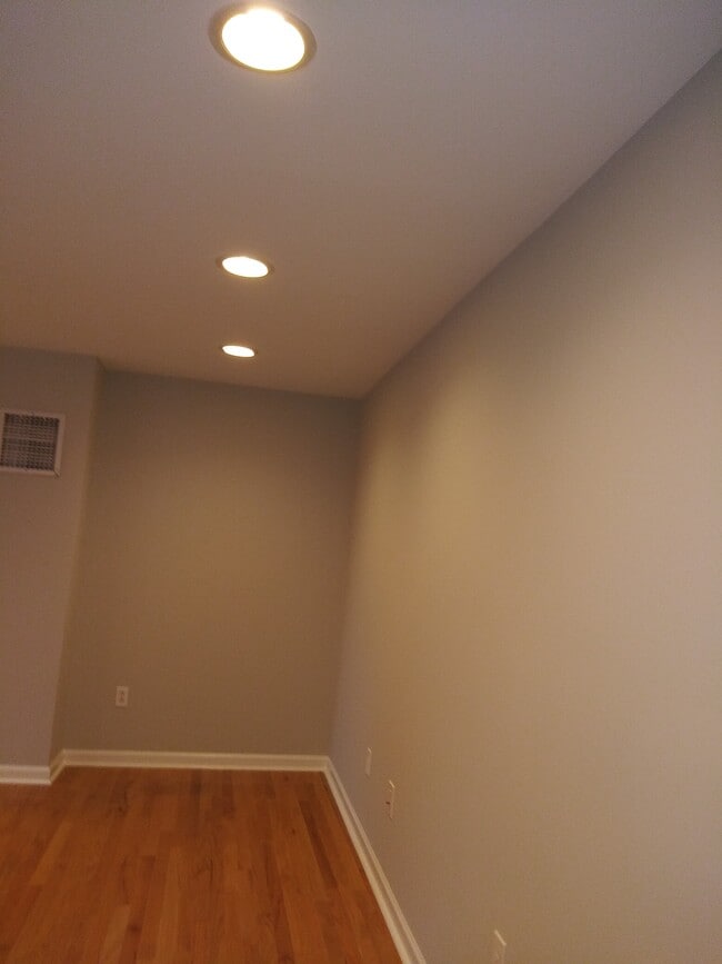 Building Photo - 733 Carpenter St