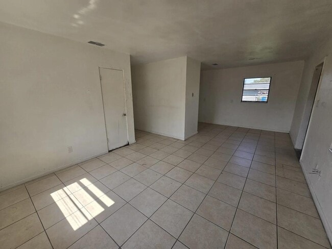 Building Photo - 1060 W Tee Cir