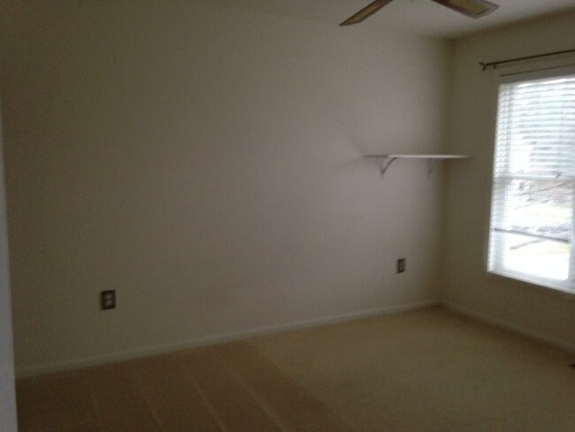 Building Photo - NICE SINGLE FAMILY HOME WITH 1 CAR GARAGE