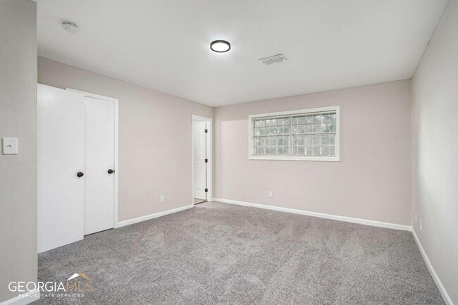 Building Photo - 2243 Oak Cir