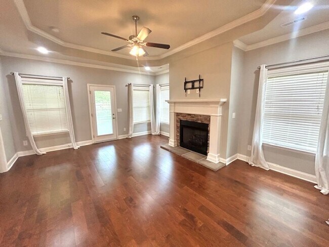 Building Photo - Spacious 4 bedroom, 3 bathroom single fami...