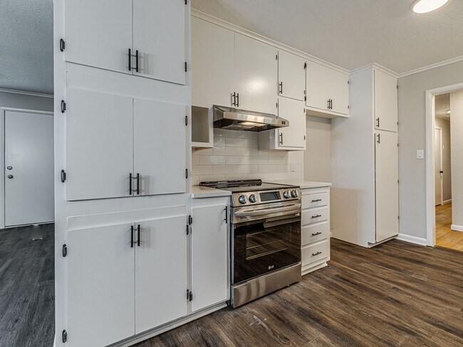 Building Photo - Move in special / First months rent is $800