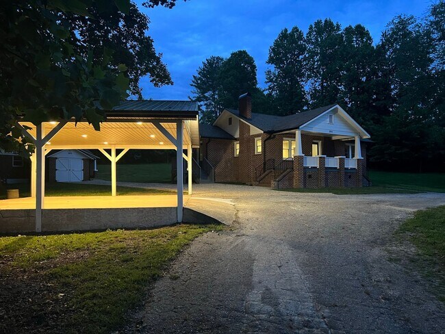 Building Photo - "Character Revived" Etowah Home and Guest House