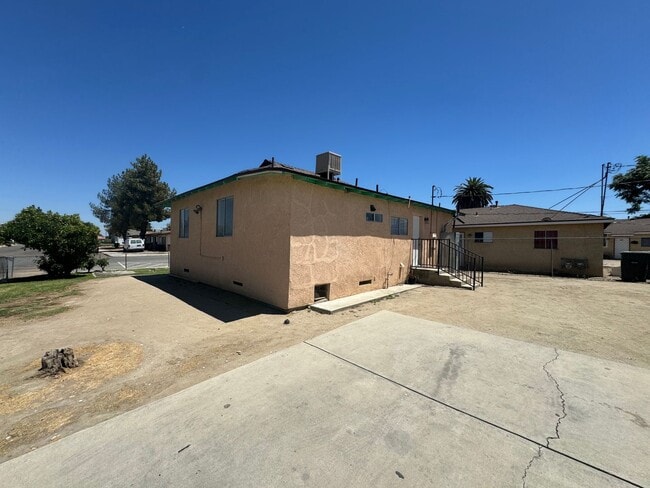 Building Photo - Cozy home in Wasco awaits your arrival! - ...