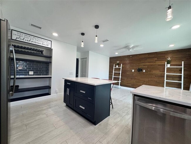 Building Photo - 7481 Santa Monica Dr