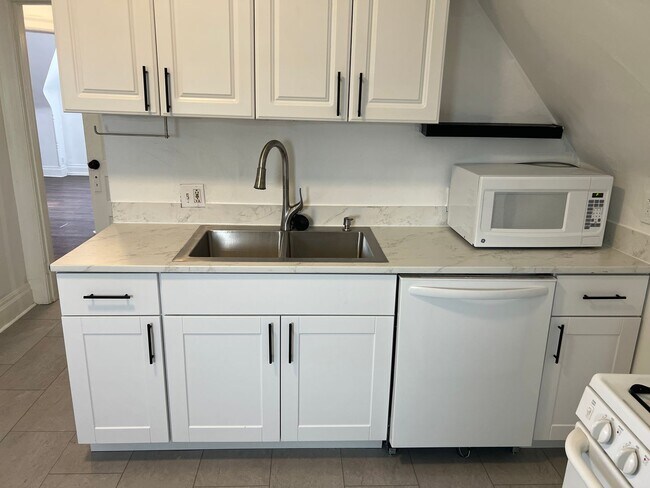 Building Photo - 229 Amber St