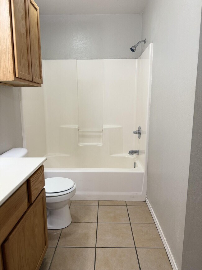Building Photo - 304 N Brentwood Ave