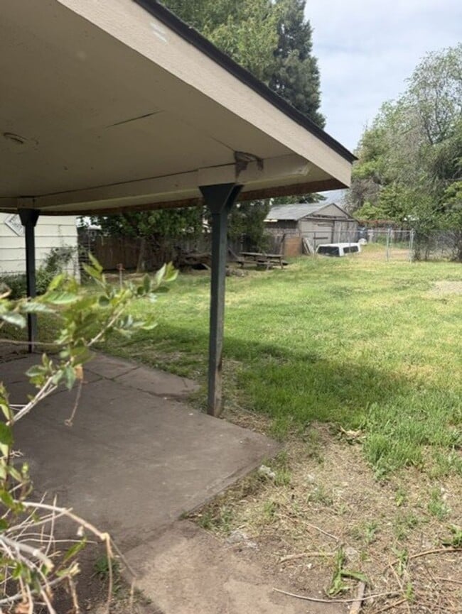 Building Photo - 4 Bedroom 1 Bath- Home